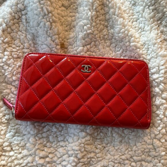 Like New CHANEL Red Patent Leather Zip Quilted Wallet w/Chanel Card - Picture 2 of 11
